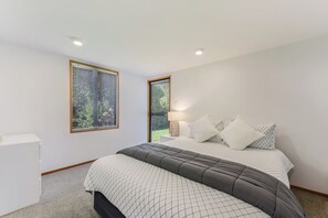 4 bedrooms, iron/ironing board, bed sheets