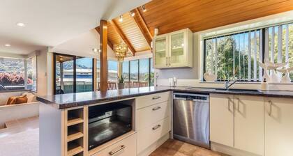 Coastal Sound - Waikawa Holiday Home