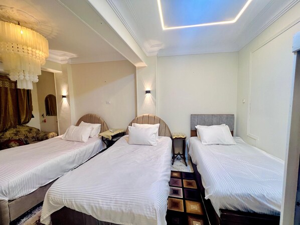 Tabla de planchar con plancha, acceso a internet y ropa de cama 