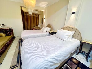 10 Schlafzimmer, Bügeleisen/Bügelbrett, Internetzugang, Bettwäsche