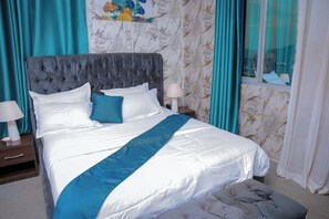 Escriptori, wifi gratuïta i roba de llit 