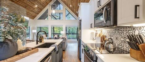 Réfrigérateur, four à micro-ondes, un four, surface de cuisson