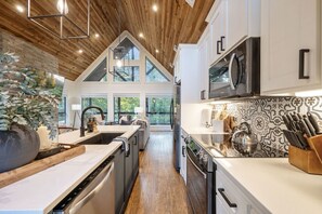 Fridge, microwave, oven, stovetop - Pine Ridge · Couples Retreat | Hot Tub, Firepit & Cozy Comforts (Broken Bow)