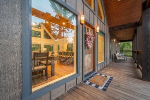 Outdoor dining - Pine Ridge · Couples Retreat | Hot Tub, Firepit & Cozy Comforts (Broken Bow)