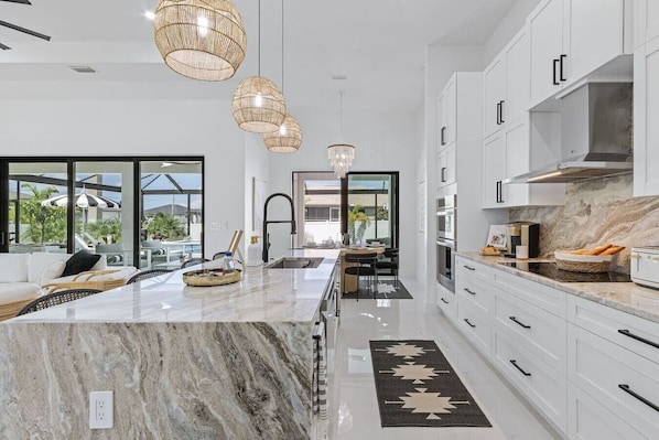 Refrigerador, microondas, horno, placa de cocina