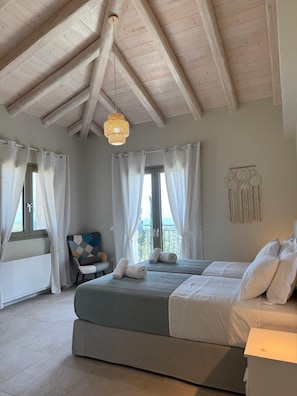 Un dormitorio con techo alto, dos camas, una silla, un radiador y una ventana con cortinas.