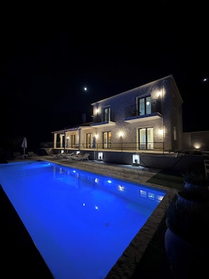 Et toetagers hus med en swimmingpool.