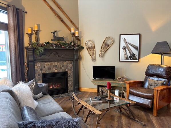 TV, fireplace