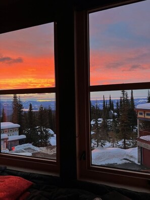 Interior - Charming 2 bedroom townhouse w/ private hot tub, BBQ, laundry and den (Silver Star Mountain)