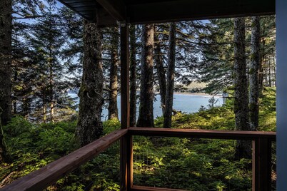 Forest View Cottage- Ocean Views from Private Balcony at Friends by the Ocean