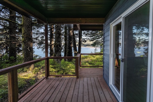 Forest View Cottage- Ocean Views from Private Balcony at Friends by the Ocean