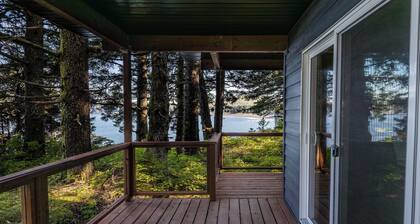 Forest View Cottage- Ocean Views from Private Balcony at Friends by the Ocean