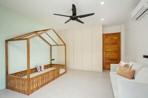 Cribs/infant beds