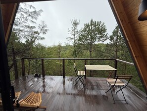 Chalet superior, balcón, vista a la montaña | Terraza o patio