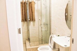 Sèche-cheveux, serviettes fournies, savon, papier toilette