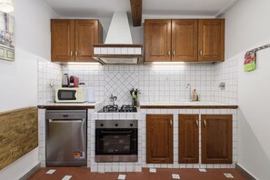 Fridge, microwave, oven, stovetop - Santo Spirito: Florence's Residential Soul apartment (Firenze)