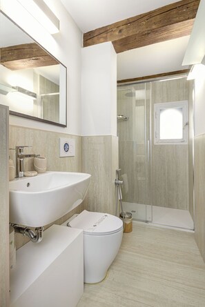 Dusche, umweltfreundliche Kosmetikartikel, Haartrockner, Bidet