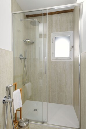Douche, articles de toilette écologiques, sÚche-cheveux, bidet
