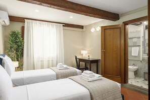 3 bedrooms, desk, iron/ironing board, travel cot - Santo Spirito: Florence's Residential Soul apartment (Firenze)