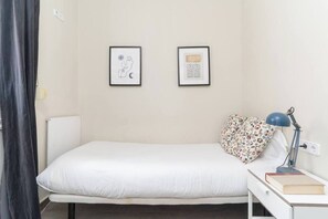 2 bedrooms, iron/ironing board, internet, bed sheets