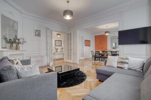 TV - [120 m2] Luxury Eiffel Signature (Paris)