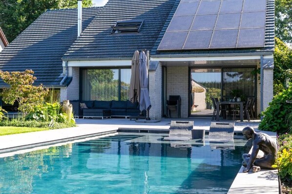 Unclassified image, 1 of 30, button