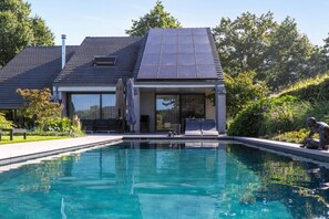 Unclassified image, 3 of 30, button