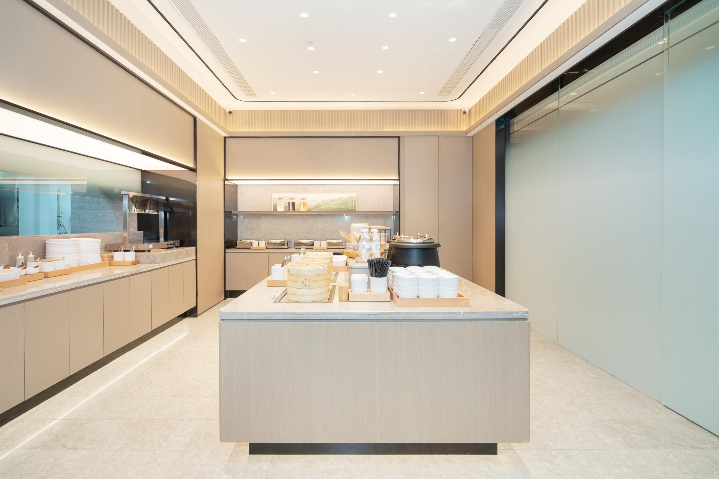 Una cocina moderna con una isla central, electrodomésticos integrados y un diseño limpio y minimalista.