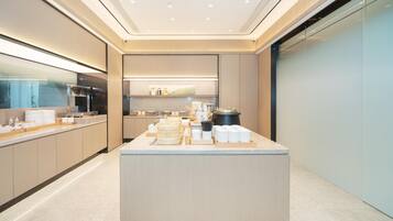 Una cocina moderna con una isla central, electrodomésticos integrados y un diseño limpio y minimalista.