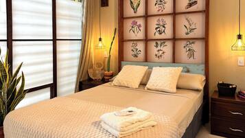 Habitación doble Deluxe, vista a la ciudad | Tabla de planchar con plancha y wifi gratis