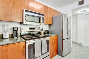 Refrigerador, microondas, horno y parrilla de estufa