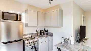 Frigorifero, microonde, forno, piano cottura