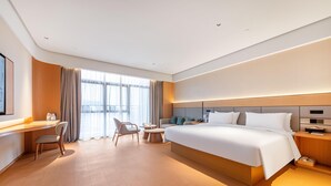 A modern hotel room with a large bed, a desk, and a chair. - Ji Hotel Guangzhou Xintang South Station (Guangzhou)