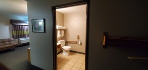 Secadora de cabello, toallas, jabón, shampoo 