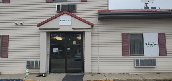 Vista frontal de la propiedad