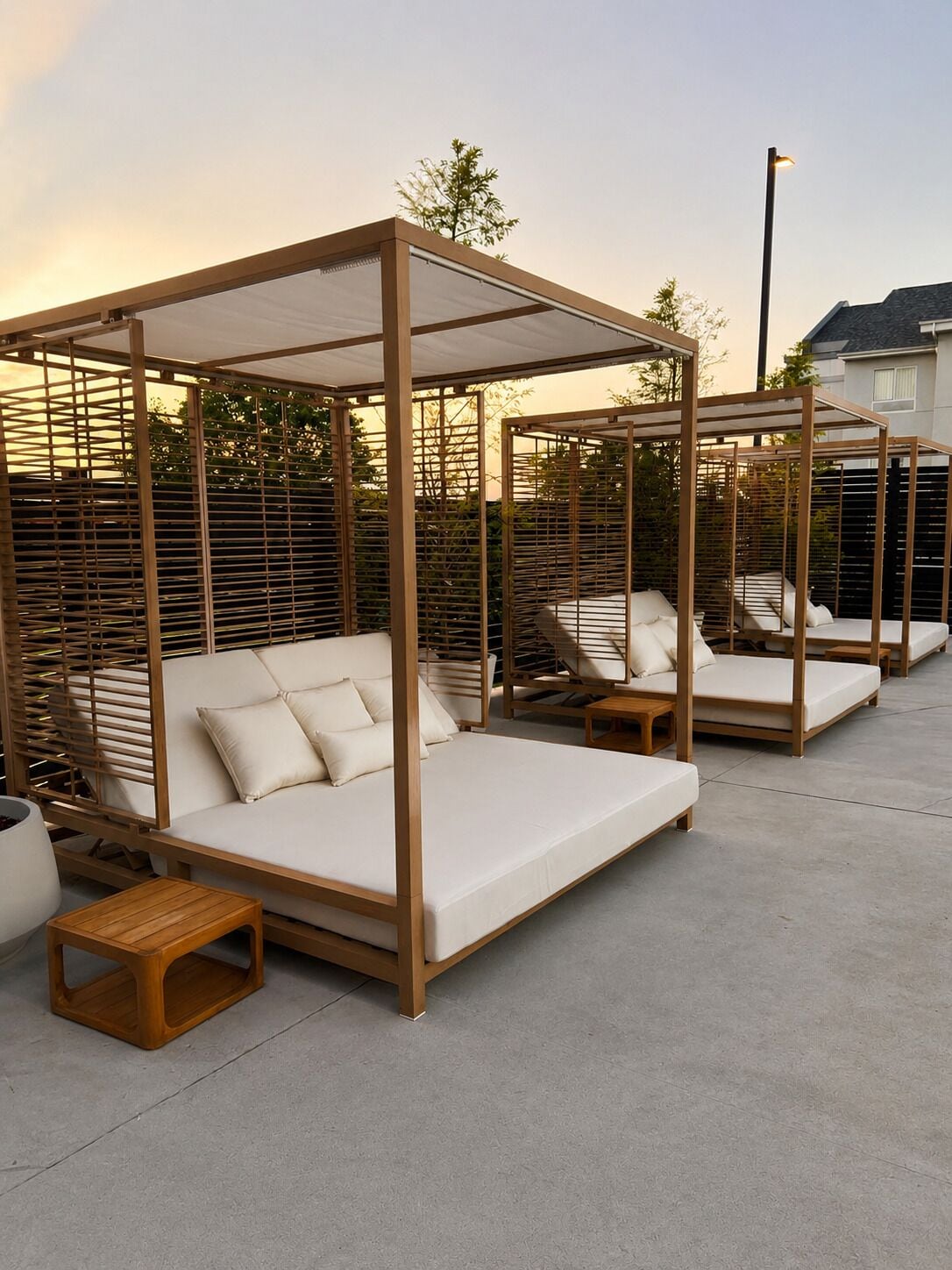 Una piscina al aire libre de temporada, camas de piscina con cargo