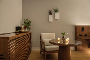 Egyptian cotton sheets, premium bedding, pillowtop beds, minibar - The Amaya (Fort Wayne)