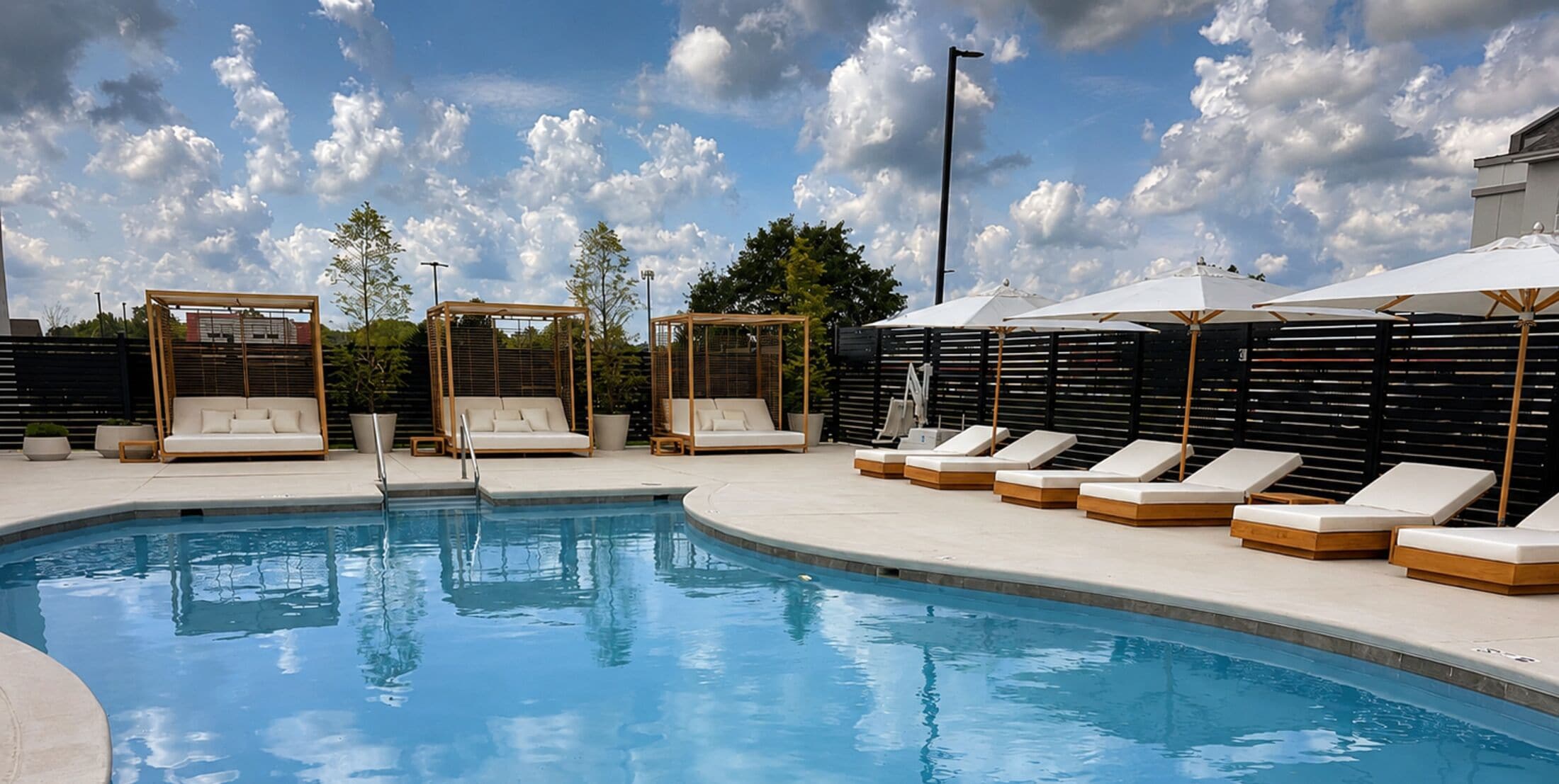 Una piscina al aire libre de temporada, camas de piscina con cargo