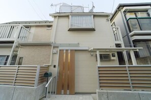 Unclassified image, 4 of 6, button - Shinjuku Deep Lane White House・ZHUOJU (Tokyo)