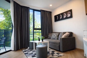 Téléviseur, table de baby-foot