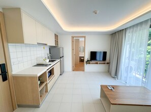 Refrigerador, microondas, placa de cocina, tostadora