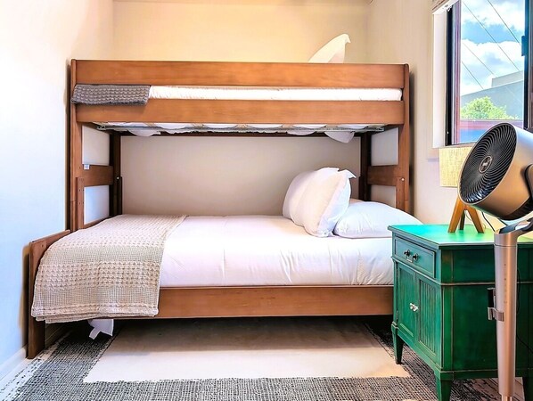 Iron/ironing board, Internet, bed sheets