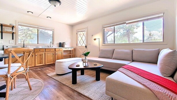 Ein modernes Wohnzimmer mit einer Couch, einem Couchtisch und einem Essbereich.