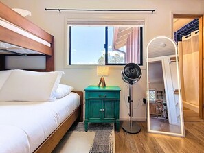 1 chambre, fer et planche à repasser, accès Internet, draps fournis