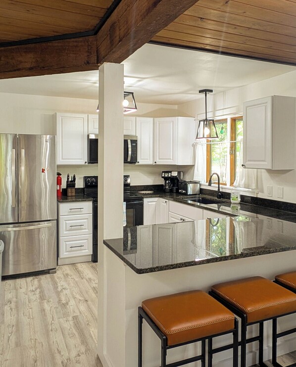 冷蔵庫、電子レンジ、オーブン、コンロ