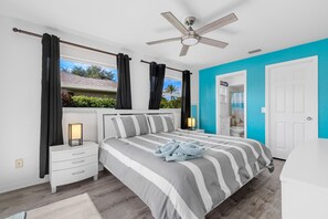 Tabla de planchar con plancha, cuna de viaje, wifi y ropa de cama 