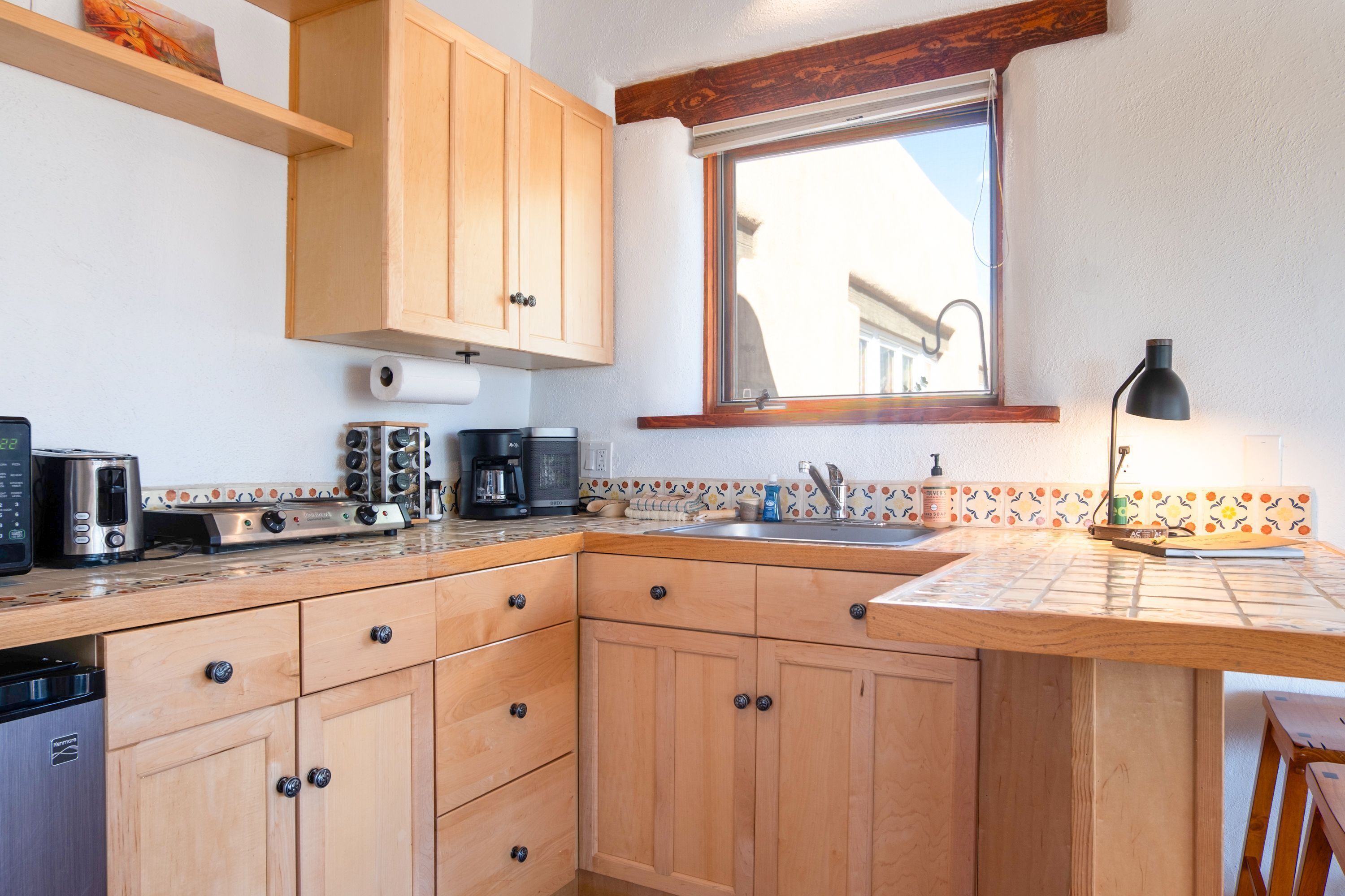 Kjøleskap, mikrobølgeovn, kaffetrakter/tekoker og vannkoker