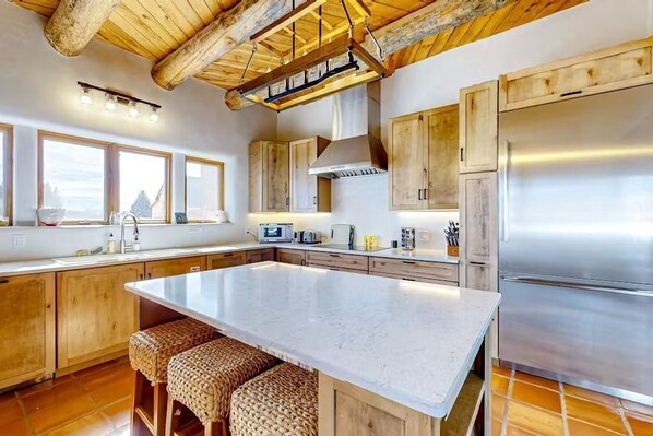 Réfrigérateur, four à micro-ondes, un four, surface de cuisson