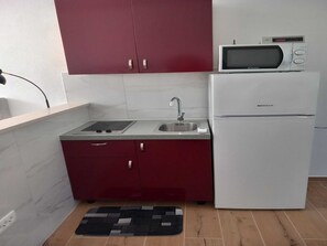 Refrigerador, microondas, placa de cocina, cafetera/tetera
