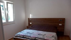 2 عدّة غرف نوم ومكواة/لوح كي وخدمة الإنترنت